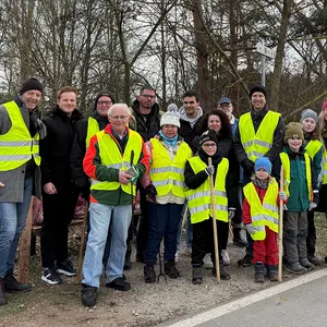 Gruppenfoto von Männern und FRauen mit Warnwesten