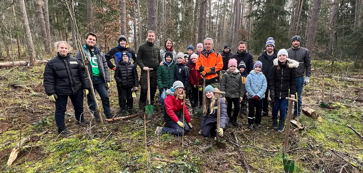 Gruppe von Jugendlichen mit Landrat Dießl