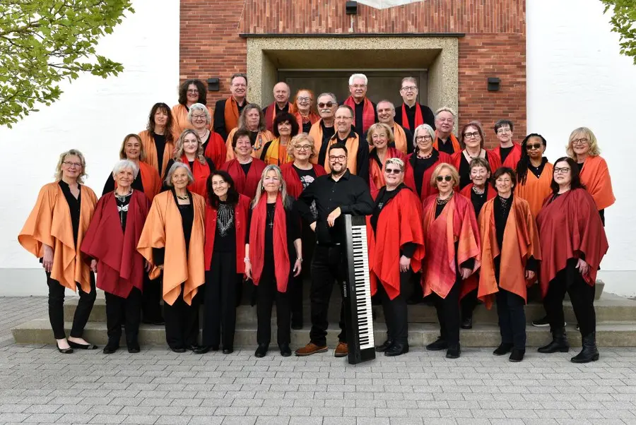 Gruppenbild von Frauen und Männern in roten Gewändern