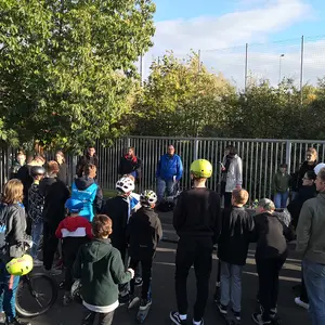 Die Stadträte und Renate Kölsch im Gespräch mit 25 Jugendlichen an der SkaterbahnAustausch mit den Jugendlichen.