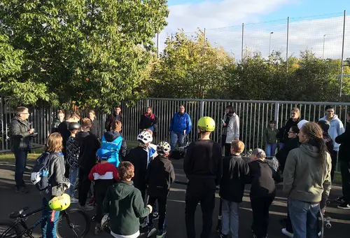 Die Stadträte und Renate Kölsch im Gespräch mit 25 Jugendlichen an der SkaterbahnAustausch mit den Jugendlichen.
