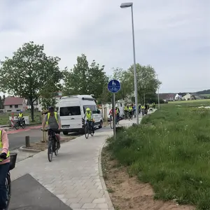 Gruppe voon Radfahrerinnen auf der Langenäckerstraße
