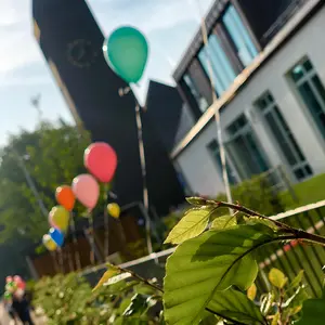Kindergarten St. Stephanus Außenansicht mit Kirchturm