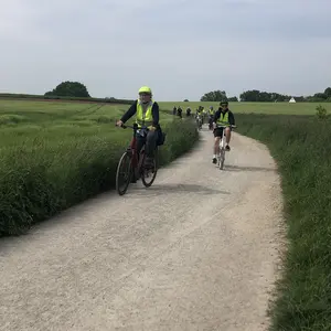 Zwei Radfahrerinnen auf Feldweg.