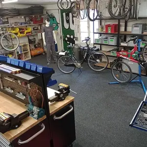 Blick in die moderne uund gut bestückte Werkstatt.