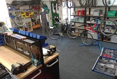 Blick in die moderne uund gut bestückte Werkstatt.