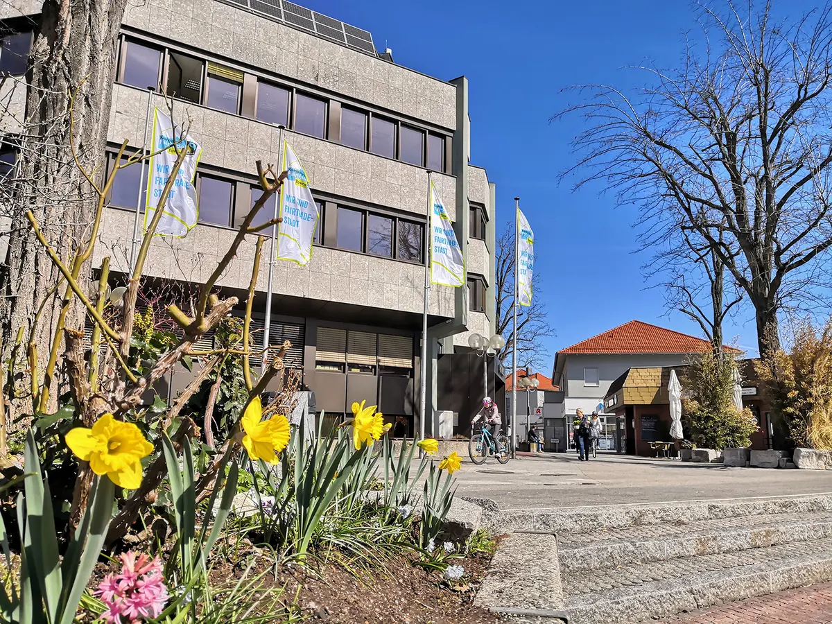 Fairtrade-Fahnen am Rathaus