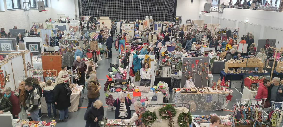 Menschen die den Hobbykünstlermarkt besuchen