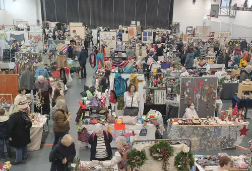 Menschen die den Hobbykünstlermarkt besuchen