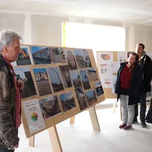 Gruppe von Menschen im Rohbau mit Ansichten des Rohbaus 