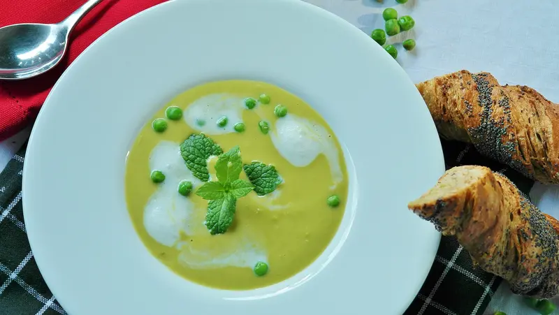 Ein Teller mit Suppe auf einem Tisch.