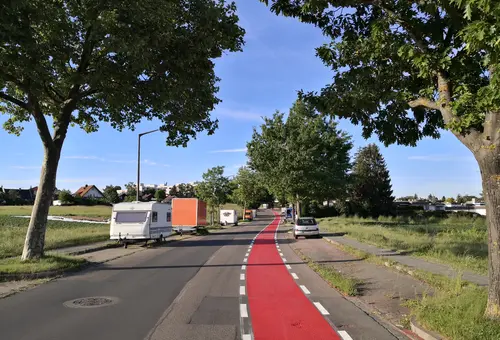 Sicht auf die Albrecht-Dürer-Straße links Fahrzeuge, rechts Fahrradschutzstreifen