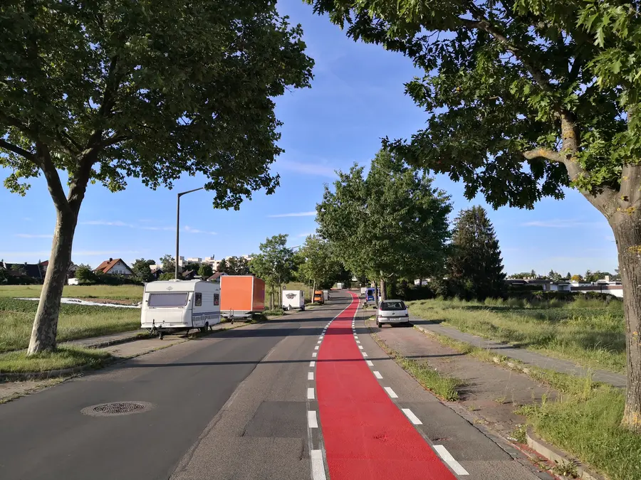 Sicht auf die Albrecht-Dürer-Straße links Fahrzeuge, rechts Fahrradschutzstreifen