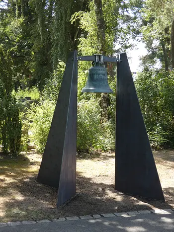 Die neu restaurierte Friedhofsglocke soll zum Ende der Andacht erklingen und zu Verständnis und Versöhnung mahnen.