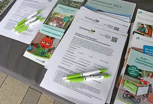 Nahaufnahme von Papierfragebögen mit Oberasbach-Kulis