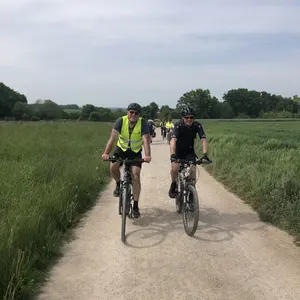 Zwei Radfahrer auf Feldweg 