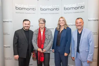 Mert Baydemir, Erste Bürgermeisterin Birgit Huber, Wirtschaftsförderin Michaela Heckel und Murat Baydemir vor einer Fotowand.