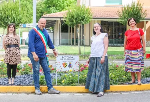 Der Bürgermeister und drei Frauen vor dem Kreisverkehr, der Oberasbach gewidmet ist