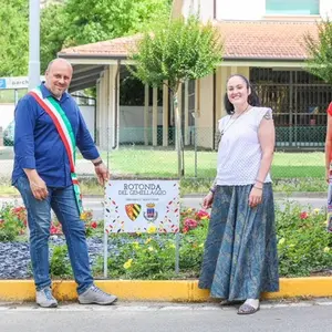 Der Bürgermeister und drei Frauen vor dem Kreisverkehr, der Oberasbach gewidmet ist