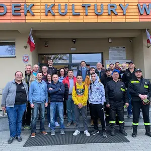 Gruppenbild zahlreicher Helfer aus Deutschland und Polen vor dem Kulturzentrum in Olawa