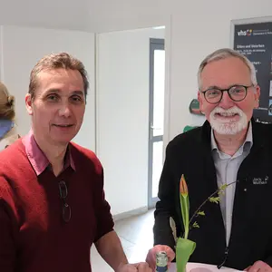 Zwei Männer an einem Stehtisch