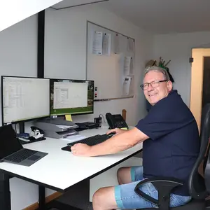 Ein Mann arbeitet am Schreibtisch.