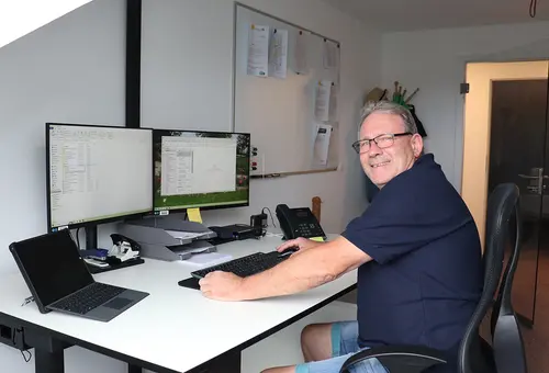 Ein Mann arbeitet am Schreibtisch.