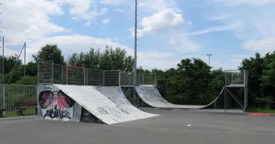 Skate-Board-Bahn Oberasbach mit Rampen