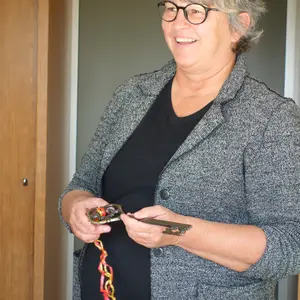 Birgit Huber zeigt den symbolischen Schlüssel zum Rathaus 