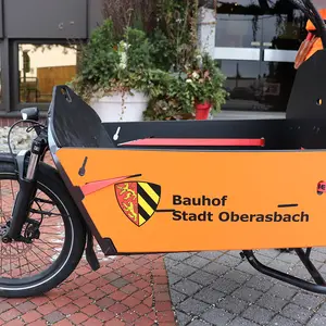Der orangefarbene Transportkasten in Nahaufnahme mit der Bauhof-Beschriftung