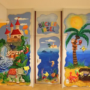 Bunt bemalte Tür zur Schulbücherei