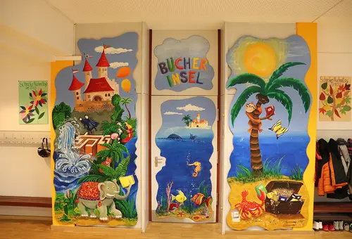 Bunt bemalte Tür zur Schulbücherei