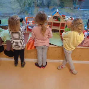 Kinder spielen und schauen aus dem Fenster
