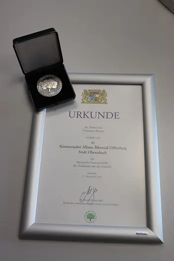 Medaille und Urkunde für das Engagement der Stadt Oberasbach in Sachen Klimaschutz