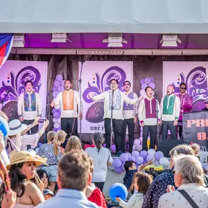 Philippinischer Männerchor singt auf der Bühne.