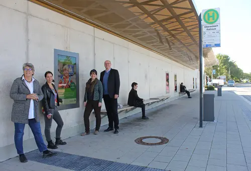 Gruppenfoto mit Bürgermeisterin vor einem der neuen digitalen Bildschirme