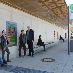 Gruppenfoto mit Bürgermeisterin vor einem der neuen digitalen Bildschirme
