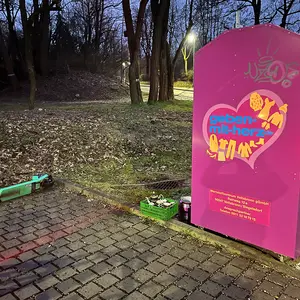  Keramikgegenstände neben einem Altkleidercontainer