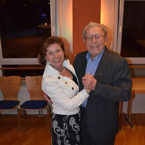 Ein Mann und eine Frau tanzen.