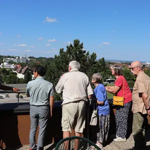 Menschen stehen auf der Dachterrasse