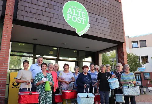 Gruppenbild mit 14 Frauen und einem Mann vor dem Gebäude des Treffpunkt Alte Post.