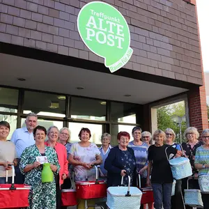Gruppenbild mit 14 Frauen und einem Mann vor dem Gebäude des Treffpunkt Alte Post.