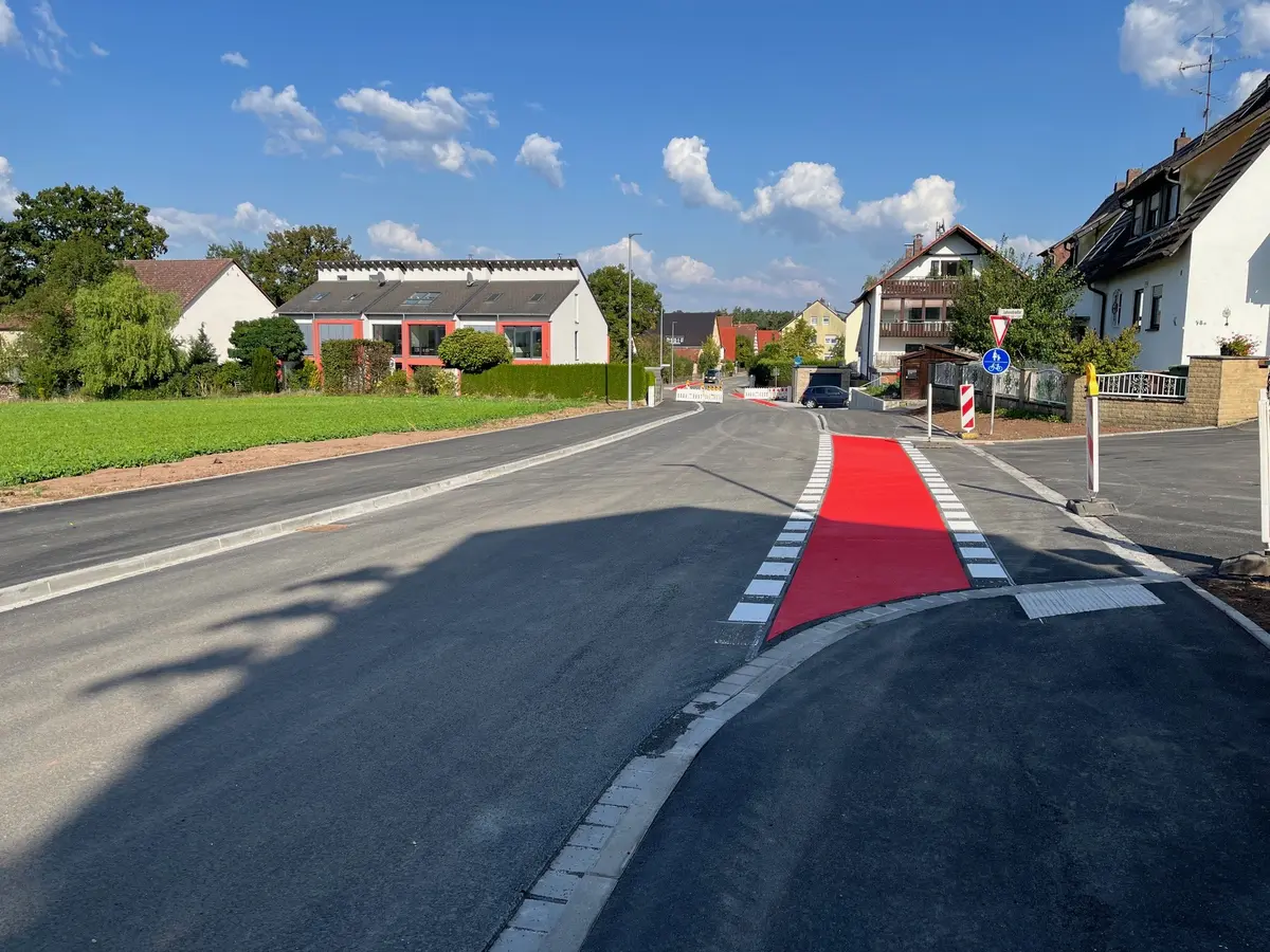 Blick auf eine Straße mit Geh- und Radwegen