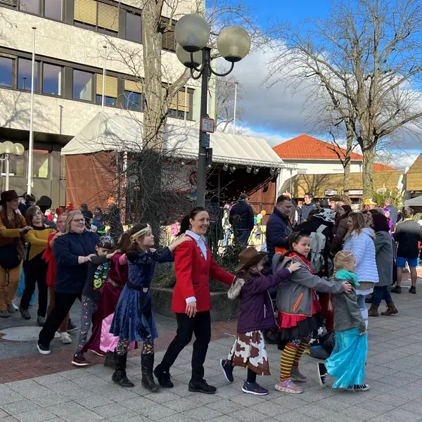 Polonäse am Oberasbacher Rathaus