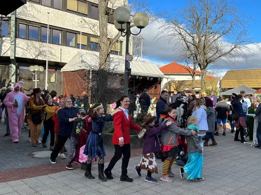 Polonäse am Oberasbacher Rathaus