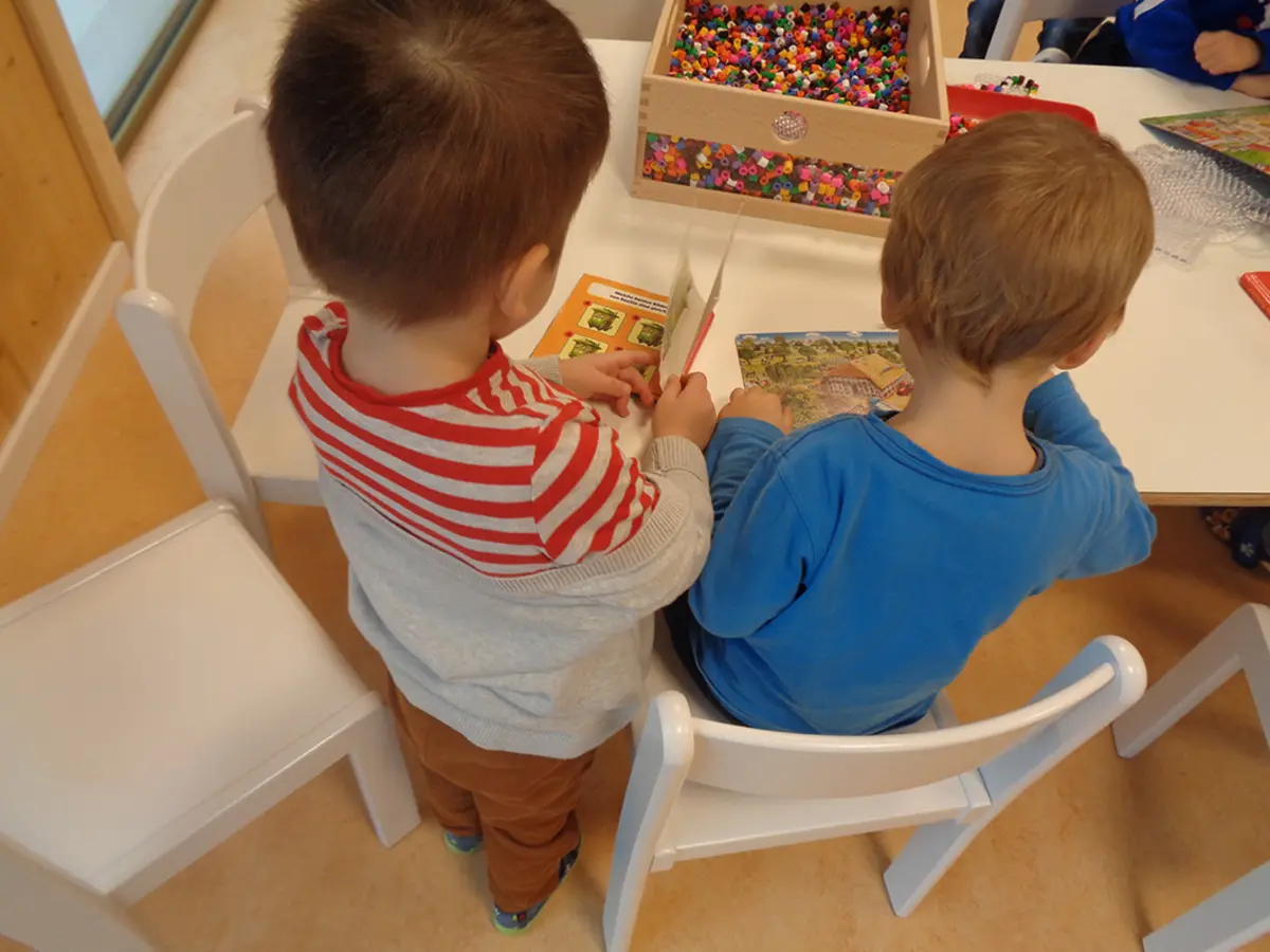 Kinder sind mit einem Buch beschäftigt