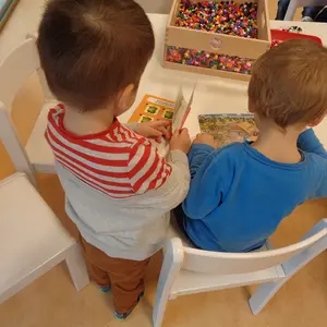 Kinder sind mit einem Buch beschäftigt