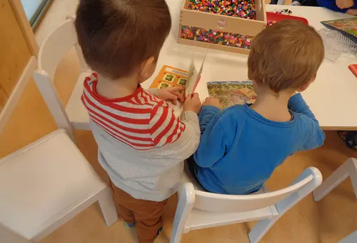 Kinder sind mit einem Buch beschäftigt