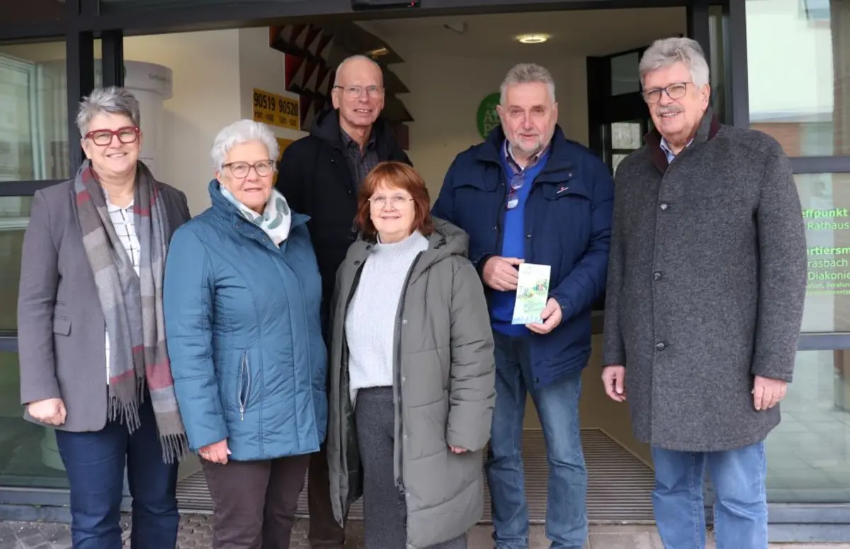 Drei Damen und drei Herren vor dem Eingang zum Treffpunkt Alte Post