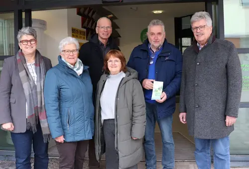Drei Damen und drei Herren vor dem Eingang zum Treffpunkt Alte Post
